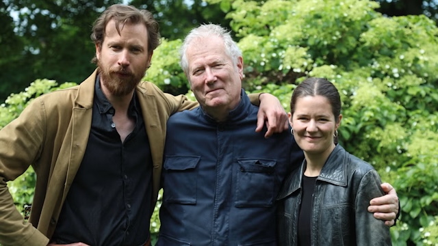 retten-pa-eid mann blåser ild ut av munnen