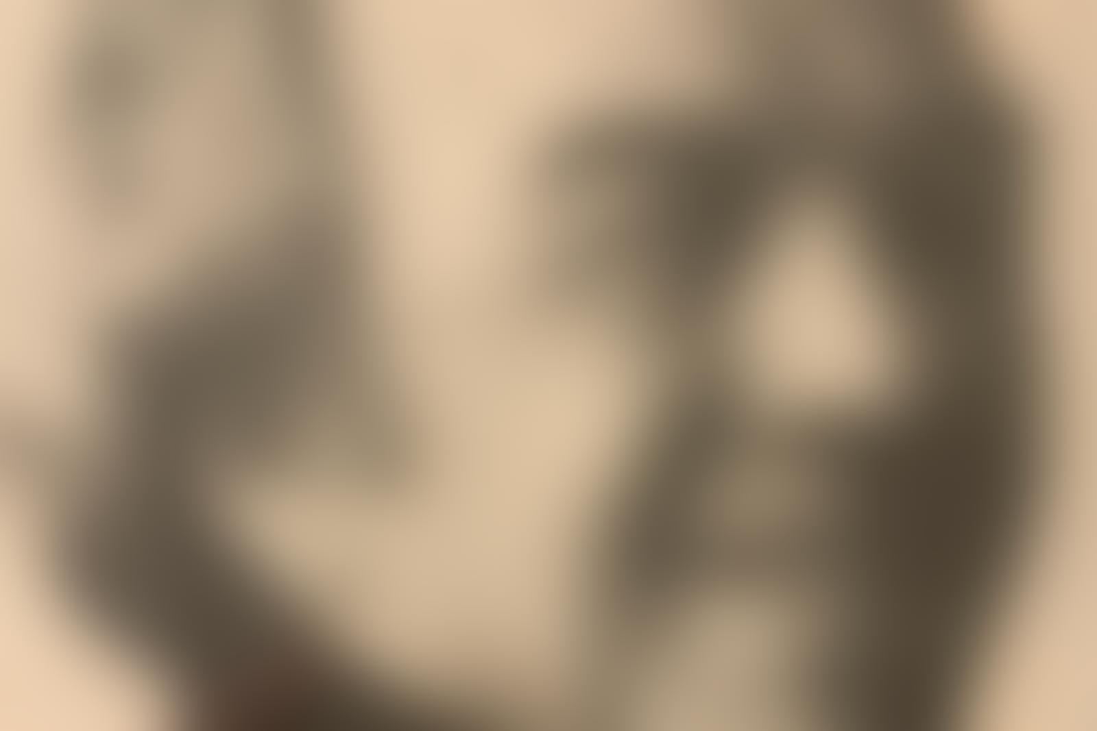 mann bl&aring;ser ild ut av munnen